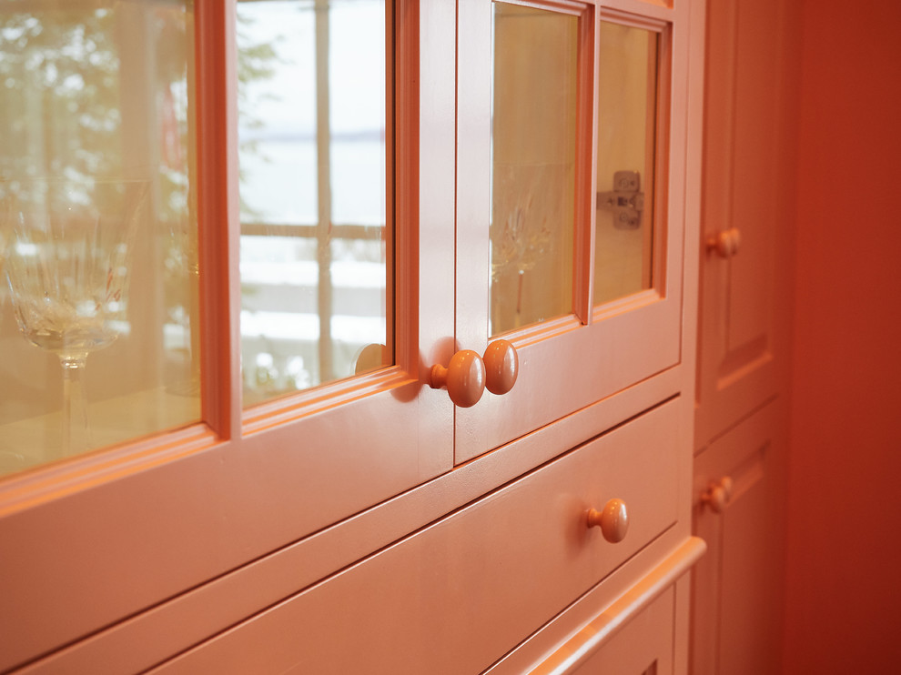 Свежая идея для дизайна: гостиная-столовая среднего размера в стиле неоклассика (современная классика) с оранжевыми стенами, паркетным полом среднего тона, стандартным камином, фасадом камина из плитки и коричневым полом - отличное фото интерьера