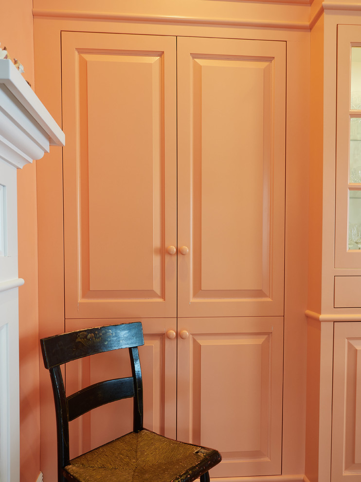 На фото: гостиная-столовая среднего размера в классическом стиле с оранжевыми стенами, паркетным полом среднего тона, стандартным камином, фасадом камина из плитки и коричневым полом с