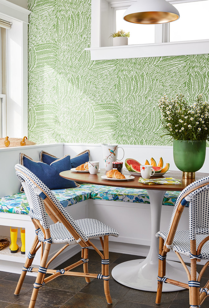 Ispirazione per una sala da pranzo aperta verso il soggiorno costiera con pavimento in ardesia, pareti verdi e pavimento marrone