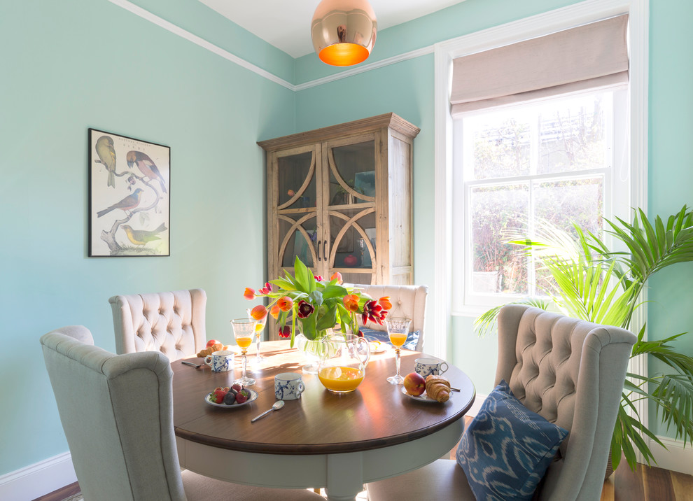 Inspiration pour une salle à manger traditionnelle de taille moyenne avec un mur bleu, un sol en bois brun et aucune cheminée.