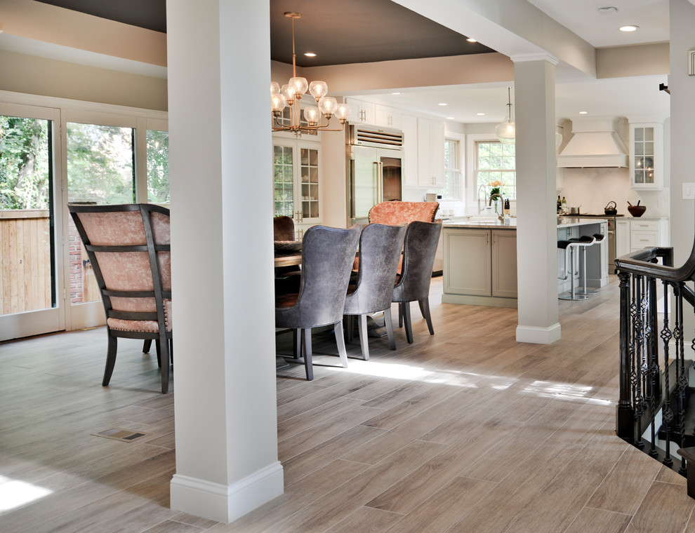 Foto di una grande sala da pranzo aperta verso la cucina classica con pavimento in laminato e pavimento marrone