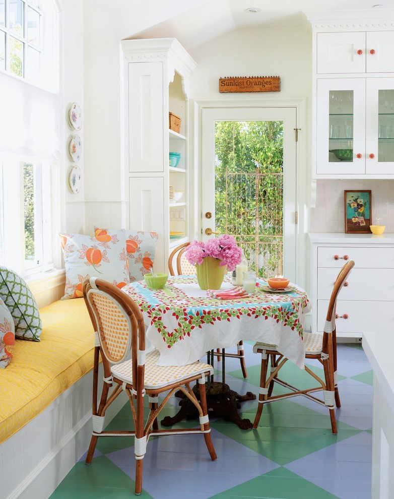 Exemple d'une salle à manger ouverte sur la cuisine bord de mer de taille moyenne avec parquet peint, un mur blanc et un sol multicolore.