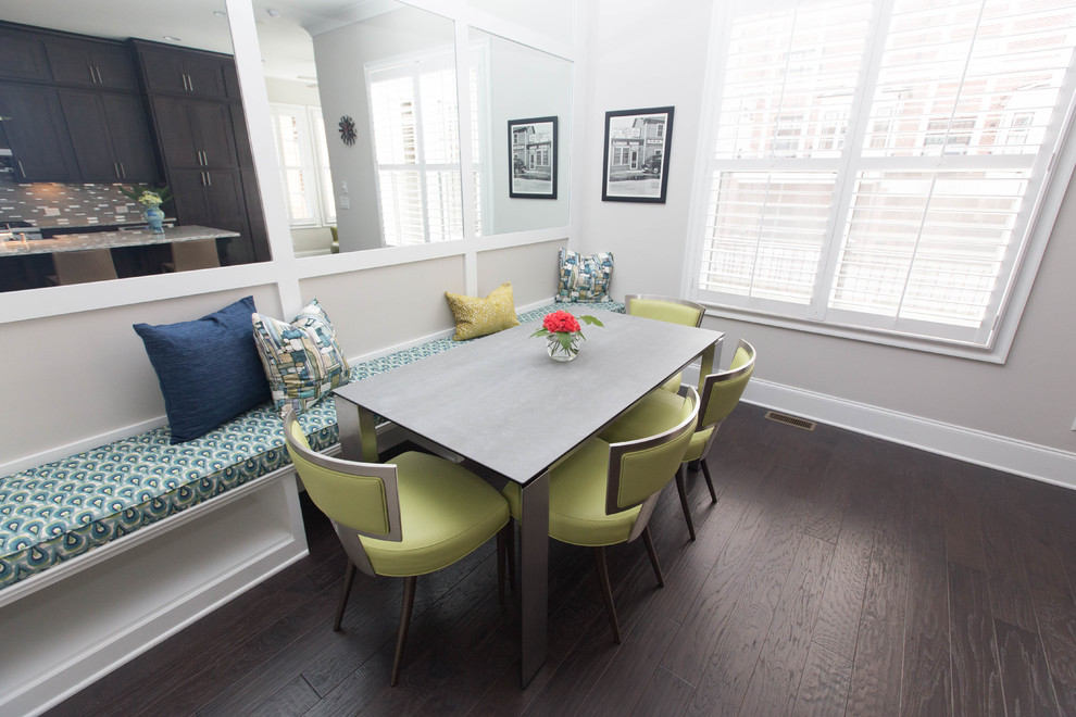 Immagine di una piccola sala da pranzo aperta verso la cucina minimal con pareti bianche, parquet scuro, pavimento marrone e nessun camino
