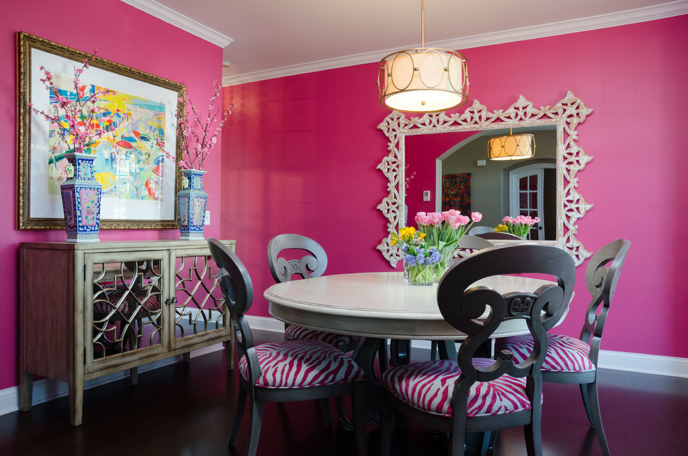 На фото: столовая в классическом стиле с розовыми стенами и темным паркетным полом