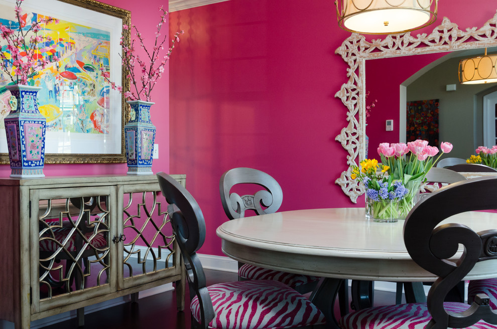 Ejemplo de comedor actual con paredes rosas y suelo de madera oscura
