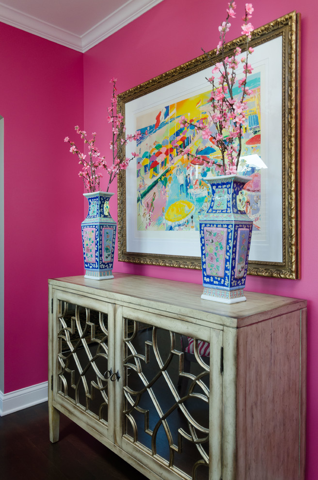 Свежая идея для дизайна: столовая в современном стиле с розовыми стенами и темным паркетным полом - отличное фото интерьера
