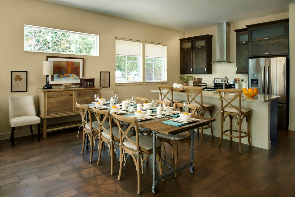 Exemple d'une salle à manger ouverte sur la cuisine chic avec un mur beige, parquet foncé, aucune cheminée et éclairage.