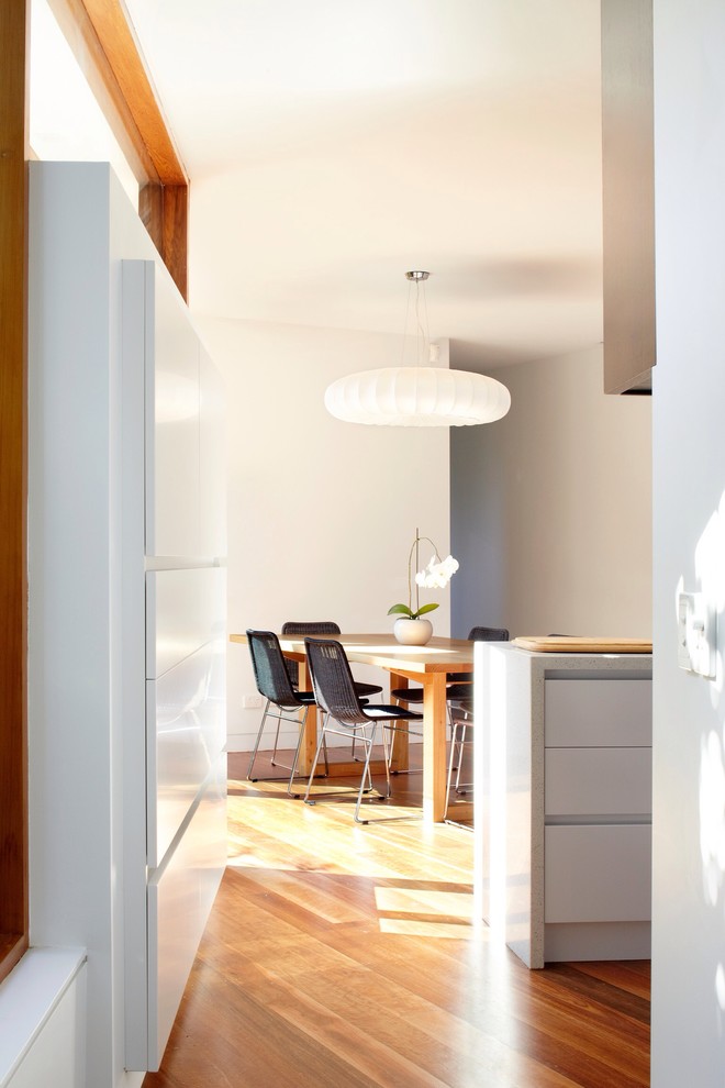 This is an example of a contemporary dining room in Melbourne.