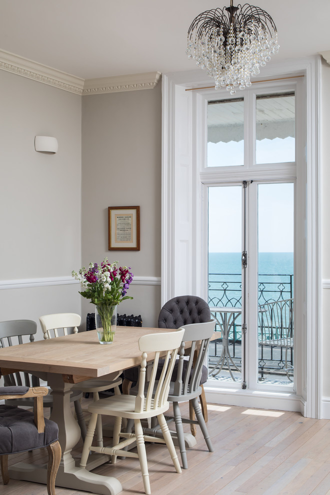 Foto di una sala da pranzo aperta verso la cucina classica di medie dimensioni con pareti beige, parquet chiaro e pavimento beige