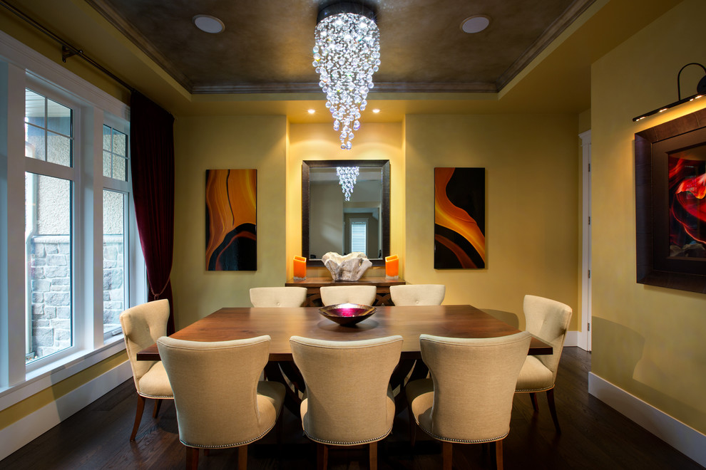 Свежая идея для дизайна: отдельная столовая в стиле неоклассика (современная классика) с желтыми стенами, темным паркетным полом и коричневым полом - отличное фото интерьера
