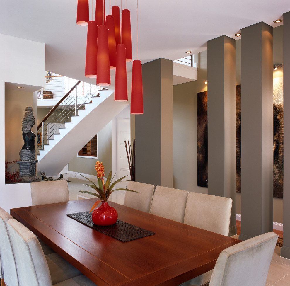 На фото: кухня-столовая в стиле модернизм с красными стенами, полом из керамогранита и белым полом с