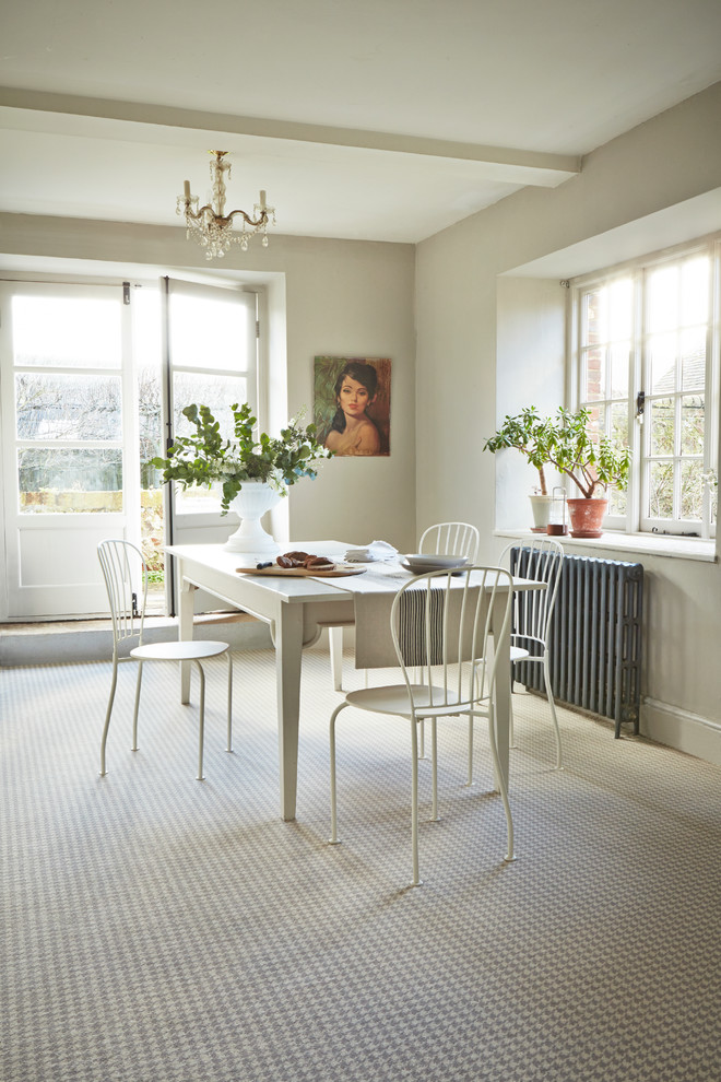 Свежая идея для дизайна: столовая в классическом стиле с белыми стенами и ковровым покрытием - отличное фото интерьера