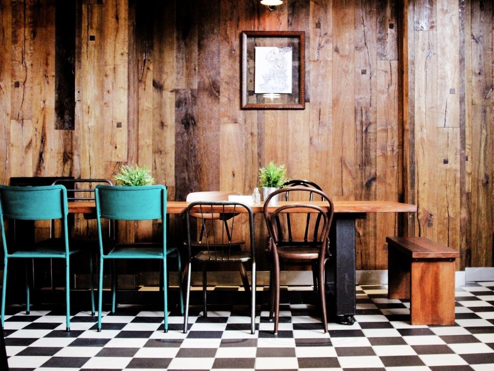 Mittelgroße Eklektische Wohnküche mit brauner Wandfarbe und Keramikboden in Brisbane