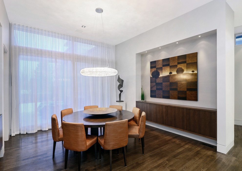 Immagine di una sala da pranzo minimal con pavimento in bambù e pareti bianche