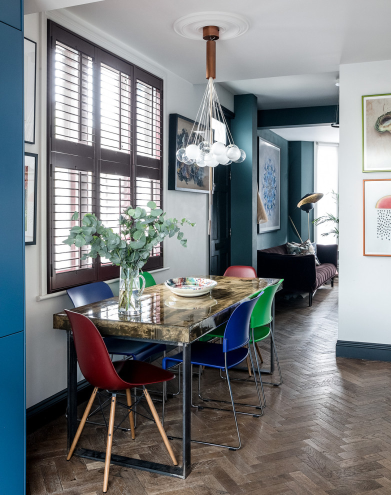 Kleine Stilmix Wohnküche mit grauer Wandfarbe, braunem Holzboden und braunem Boden in London
