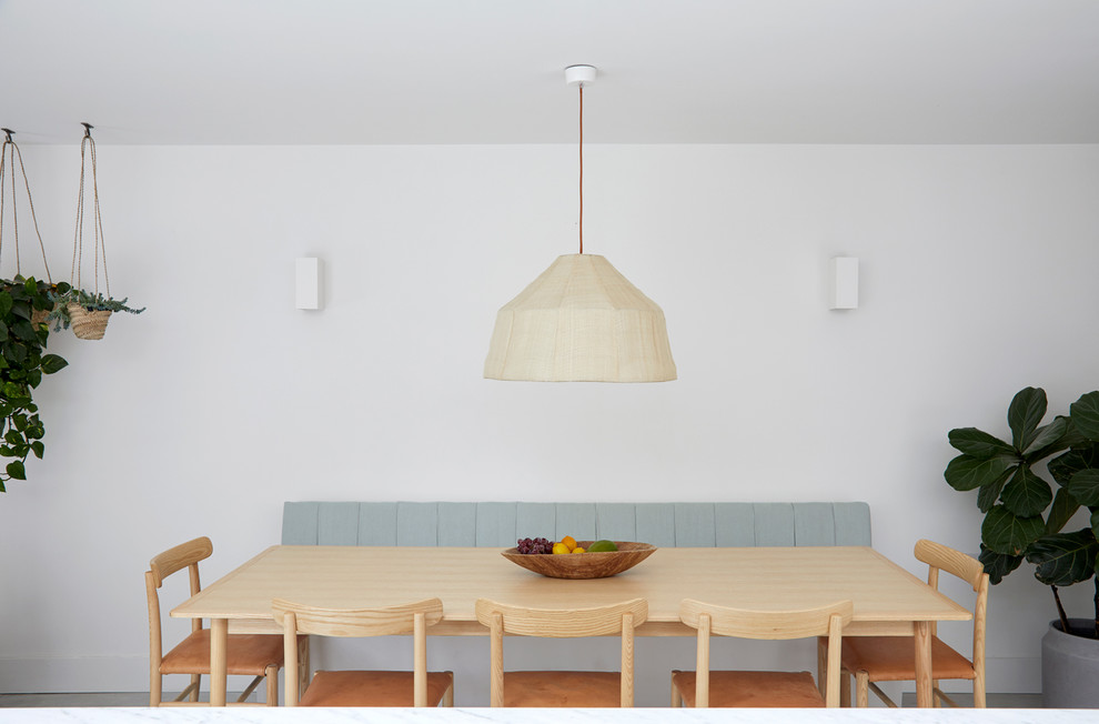 Imagen de comedor de cocina escandinavo grande con paredes blancas, suelo de cemento y suelo gris