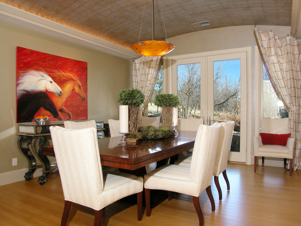 Immagine di una sala da pranzo design chiusa e di medie dimensioni con pareti beige e parquet chiaro