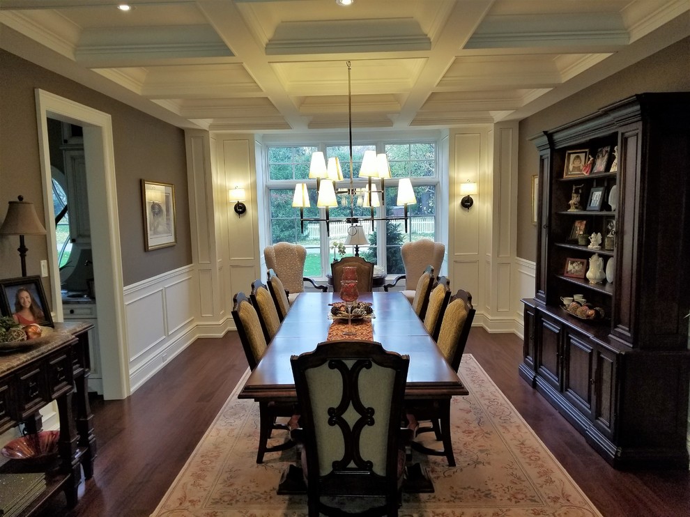 На фото: большая отдельная столовая в классическом стиле с коричневыми стенами, паркетным полом среднего тона и коричневым полом без камина