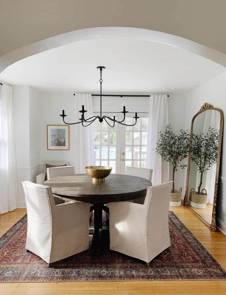 Источник вдохновения для домашнего уюта: отдельная столовая в стиле неоклассика (современная классика) с белыми стенами, паркетным полом среднего тона и коричневым полом