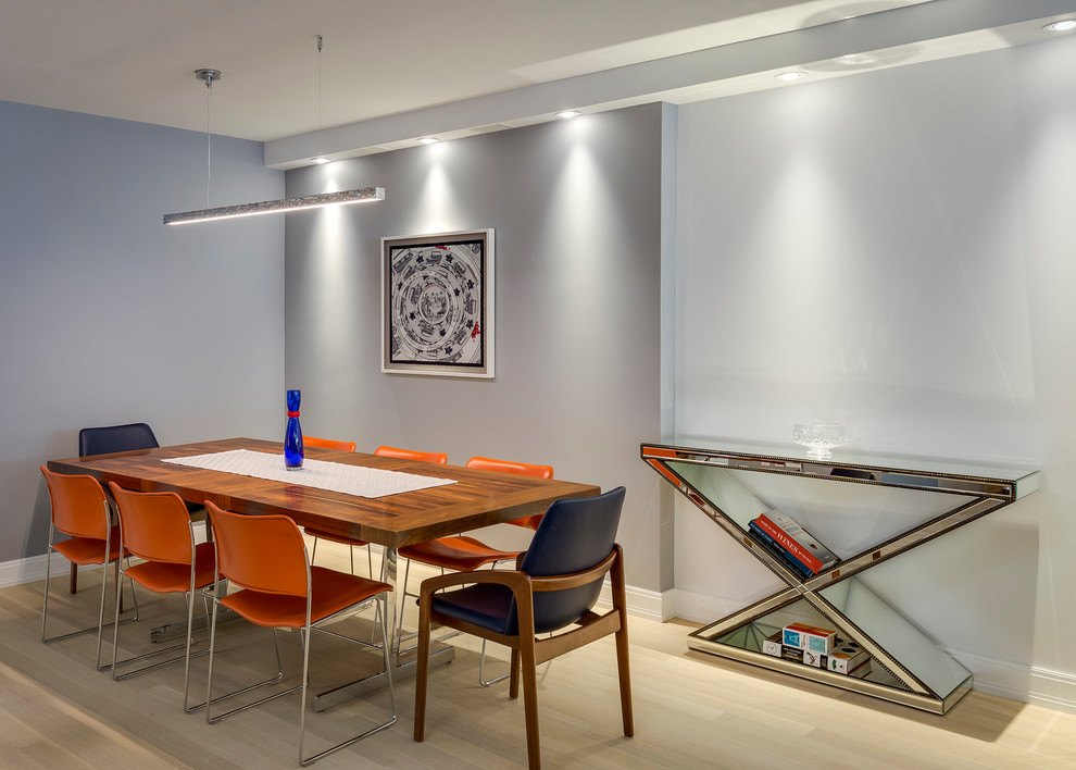 Esempio di una sala da pranzo contemporanea con pareti grigie, parquet chiaro e pavimento beige