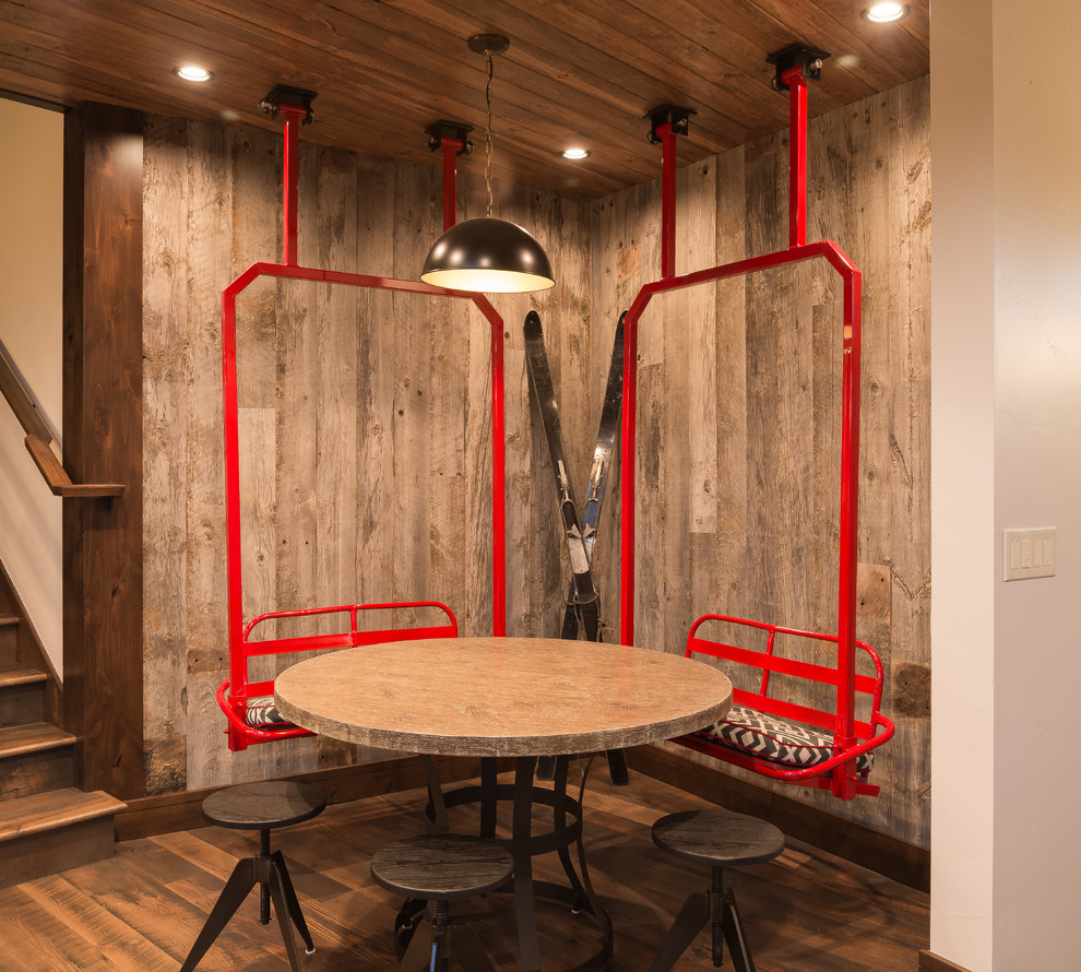 Esempio di una piccola sala da pranzo aperta verso la cucina eclettica con pareti grigie, pavimento in legno massello medio e pavimento marrone