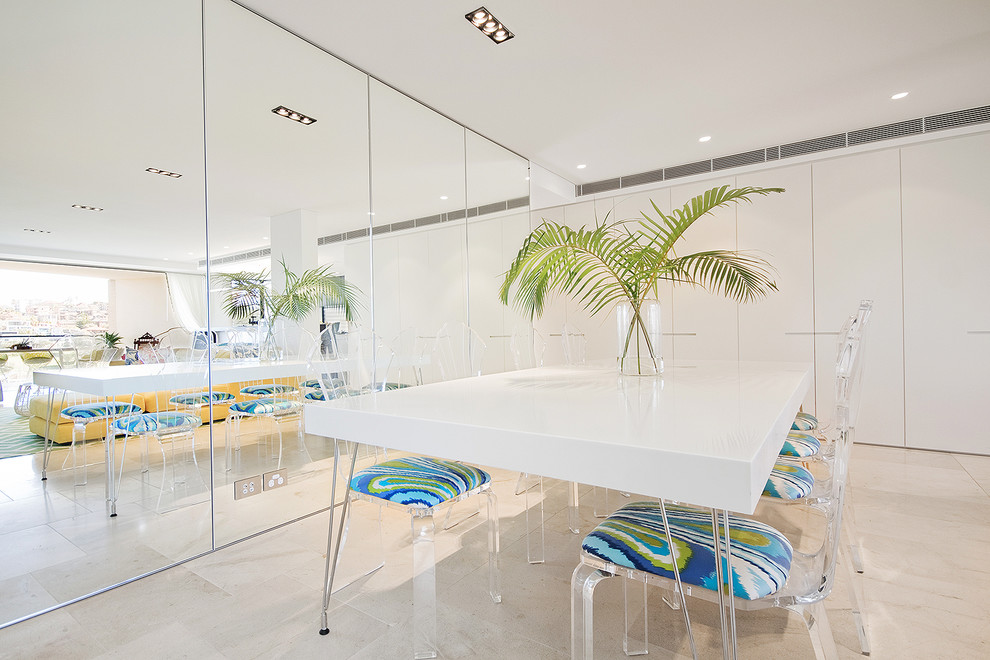 Свежая идея для дизайна: гостиная-столовая среднего размера в морском стиле с белыми стенами, полом из известняка и бежевым полом без камина - отличное фото интерьера