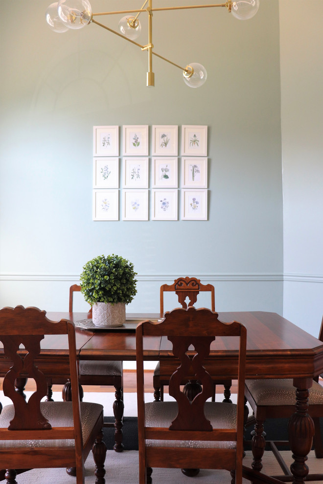 Inspiration pour une salle à manger traditionnelle de taille moyenne avec un mur bleu.