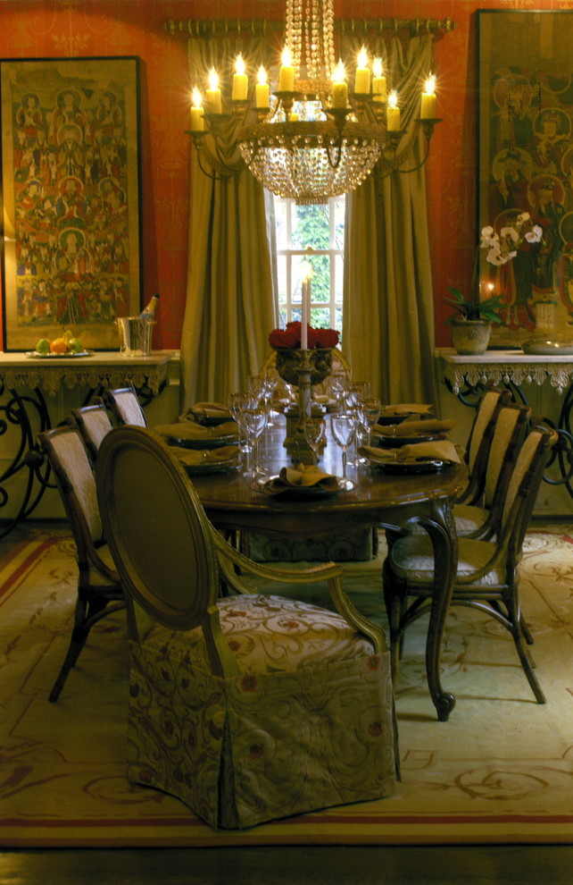 Cette image montre une rideau de salle à manger traditionnelle avec un mur rouge et parquet foncé.