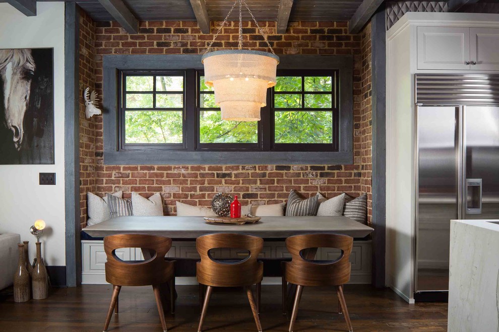 Inspiration pour une petite salle à manger ouverte sur le salon rustique avec parquet foncé, aucune cheminée et un sol marron.