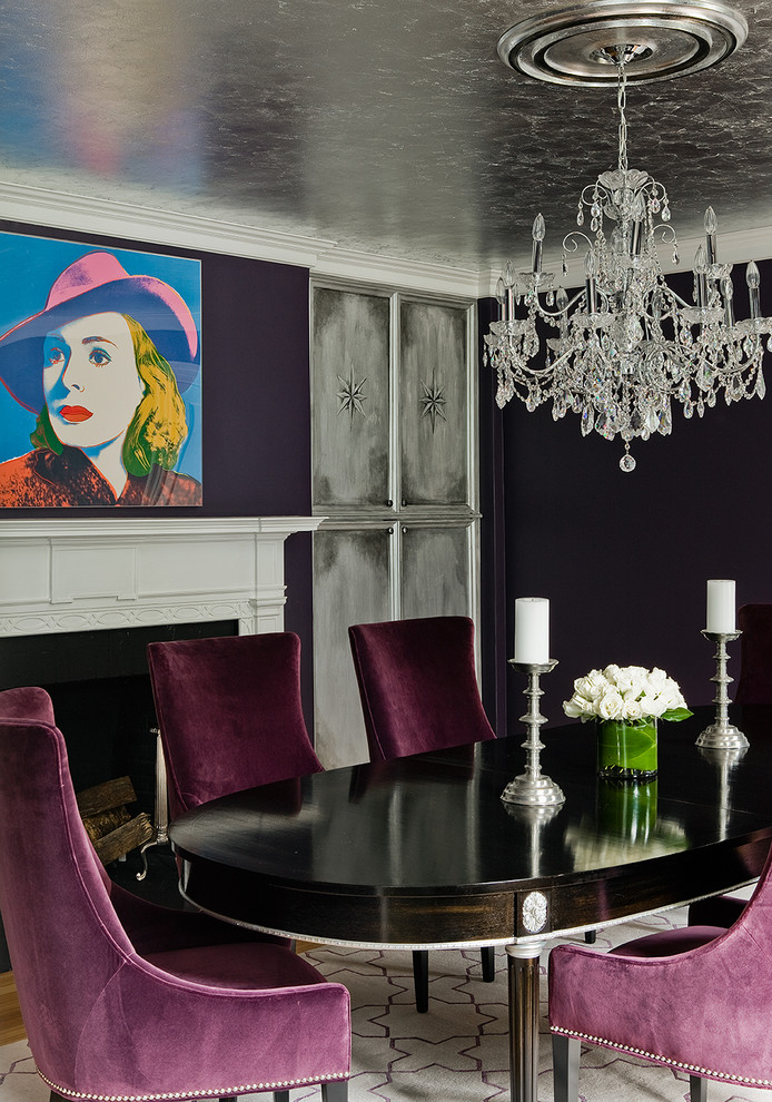 Aménagement d'une salle à manger classique fermée et de taille moyenne avec un mur violet, une cheminée standard, un manteau de cheminée en pierre et parquet clair.
