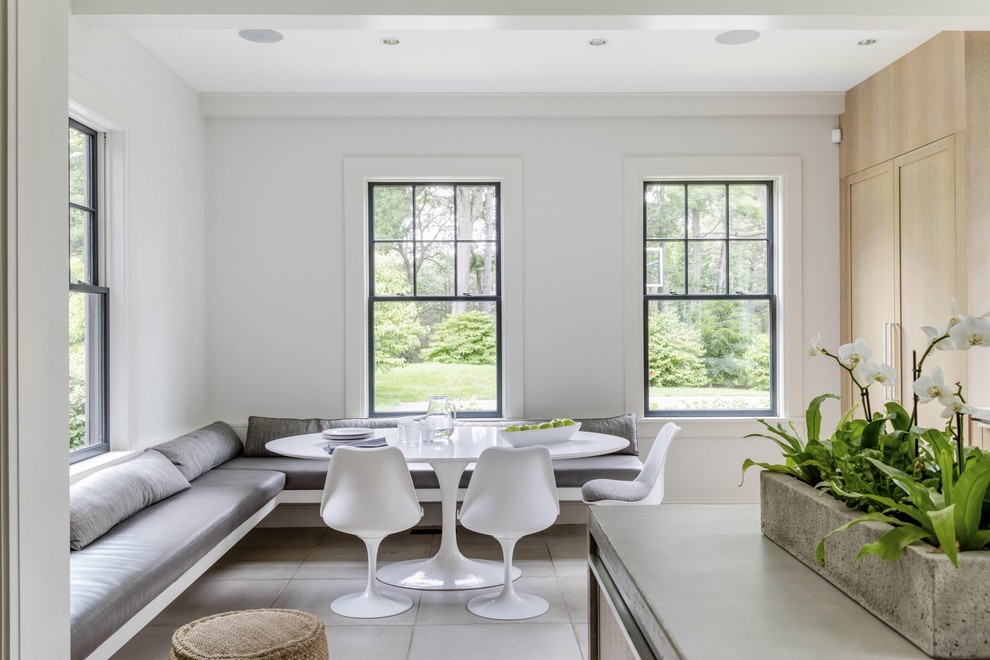 Moderne Wohnküche mit weißer Wandfarbe und grauem Boden in Boston