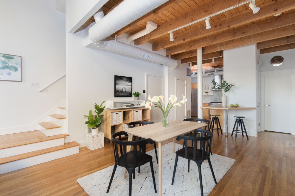Idee per una sala da pranzo aperta verso il soggiorno scandinava di medie dimensioni con pareti bianche, pavimento in legno massello medio e pavimento beige