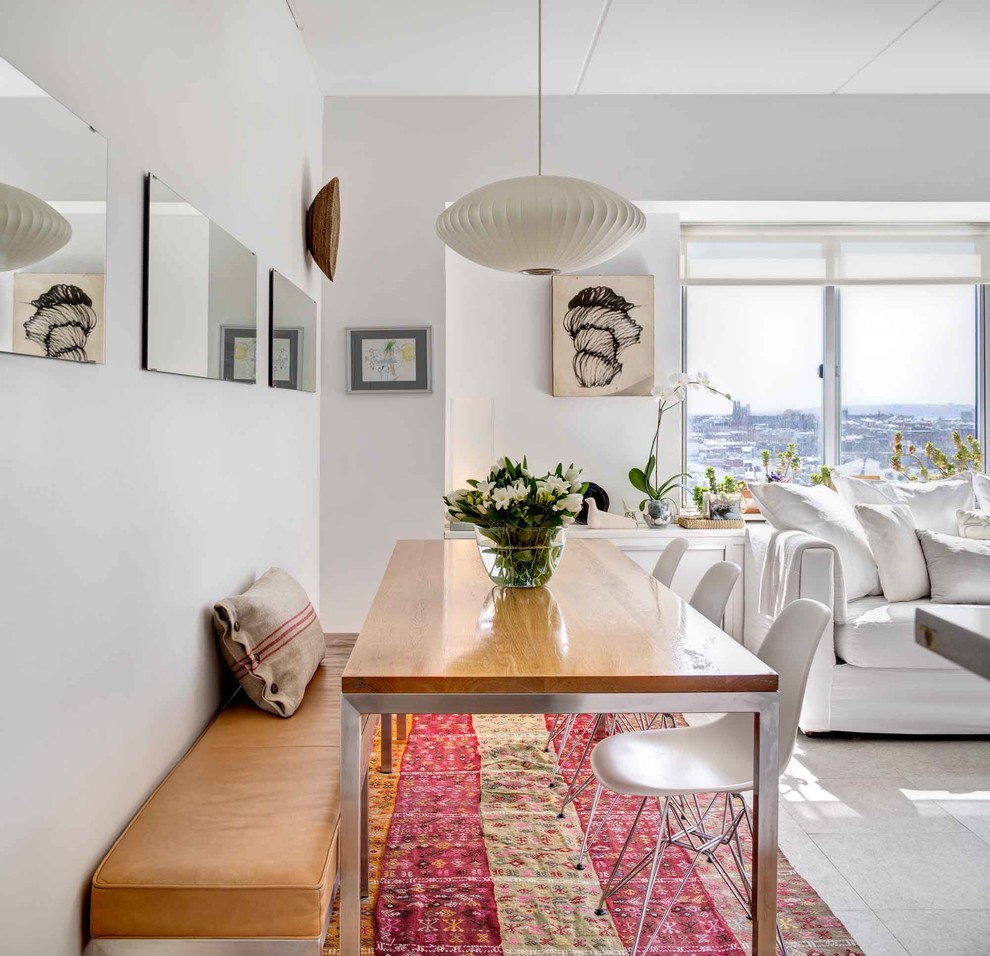 Esempio di una piccola sala da pranzo aperta verso il soggiorno design con pareti bianche, moquette e pavimento grigio