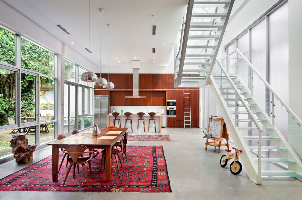 Moderne Wohnküche mit Betonboden und grauem Boden in New York