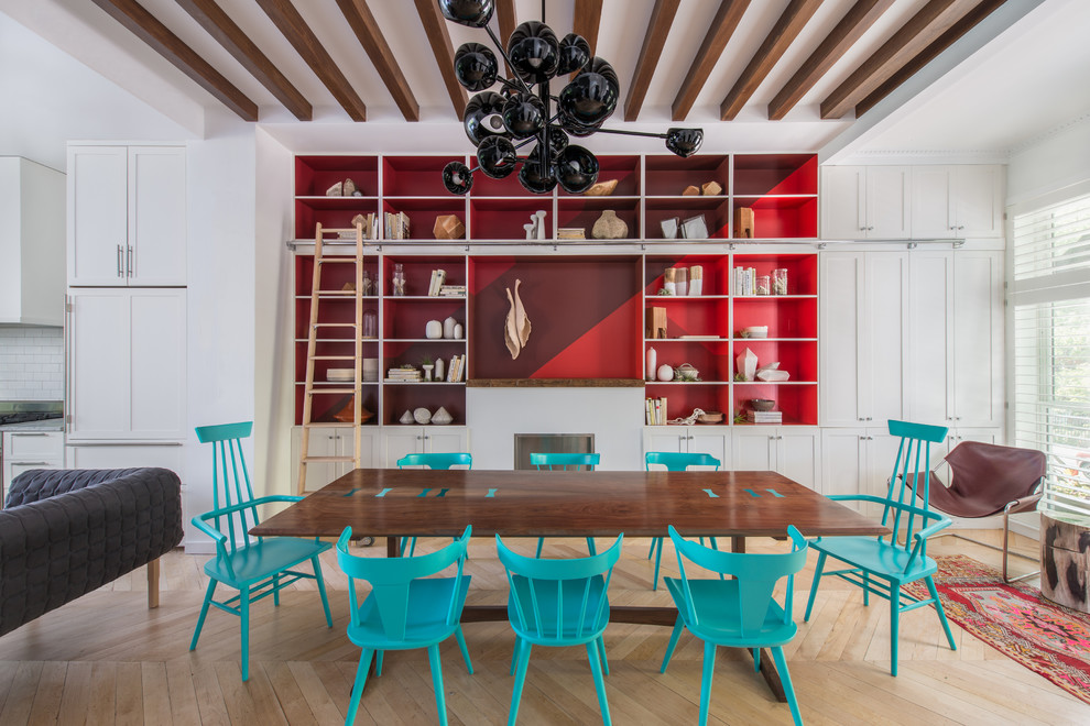 Esempio di una sala da pranzo contemporanea con parquet chiaro e pareti rosse