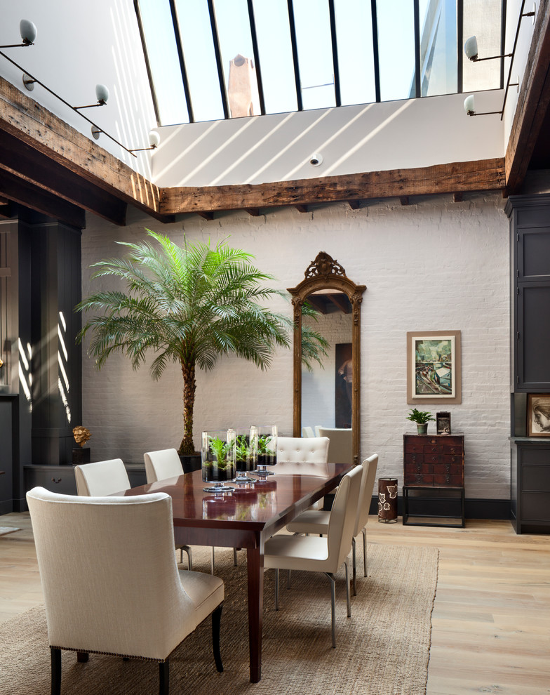 Große Klassische Wohnküche ohne Kamin mit grauer Wandfarbe, hellem Holzboden und braunem Boden in New York