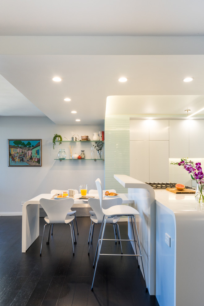 Стильный дизайн: маленькая кухня-столовая в современном стиле с серыми стенами и полом из бамбука без камина для на участке и в саду - последний тренд