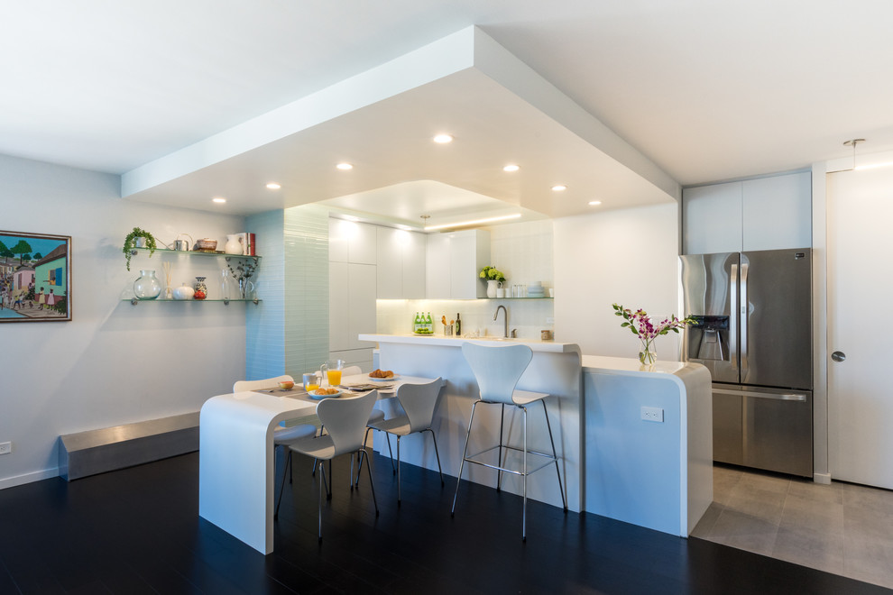 Kleine Moderne Wohnküche ohne Kamin mit grauer Wandfarbe und Bambusparkett in New York