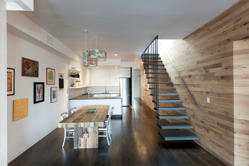 Moderne Wohnküche ohne Kamin mit weißer Wandfarbe und dunklem Holzboden in New York