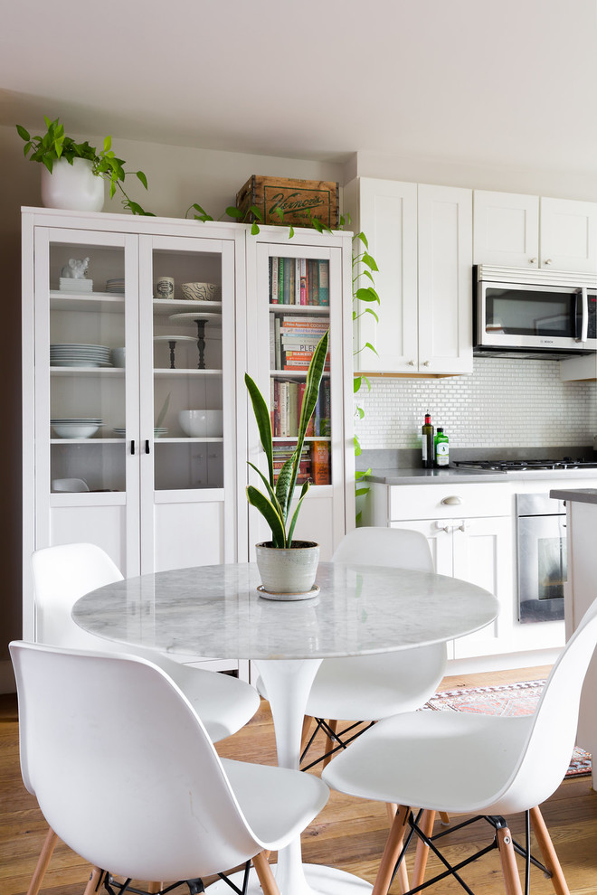 На фото: маленькая кухня-столовая в стиле фьюжн с серыми стенами для на участке и в саду с