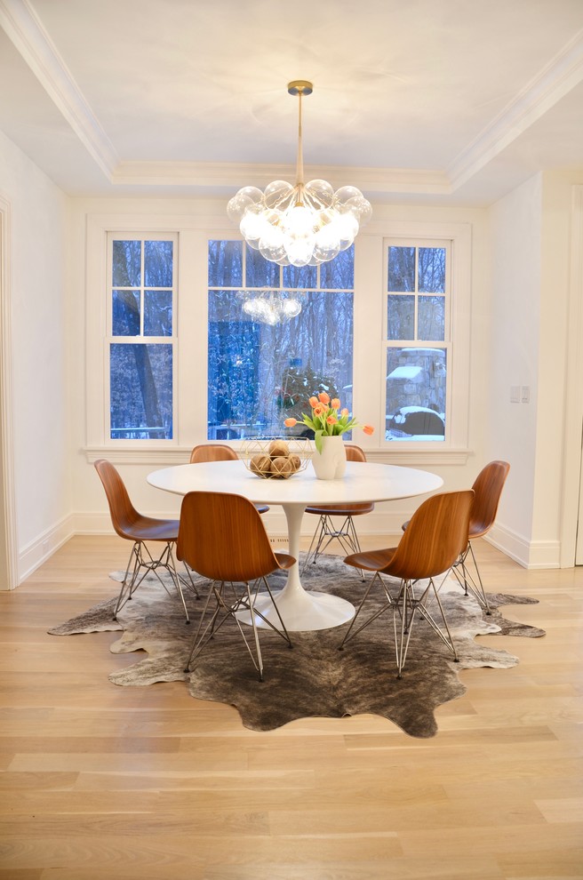 Mittelgroße Moderne Wohnküche ohne Kamin mit weißer Wandfarbe, hellem Holzboden und beigem Boden in New York
