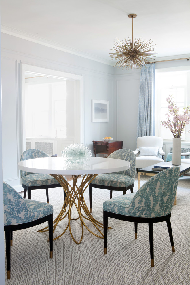 Cette image montre une salle à manger ouverte sur le salon traditionnelle avec un mur bleu, moquette et un sol beige.