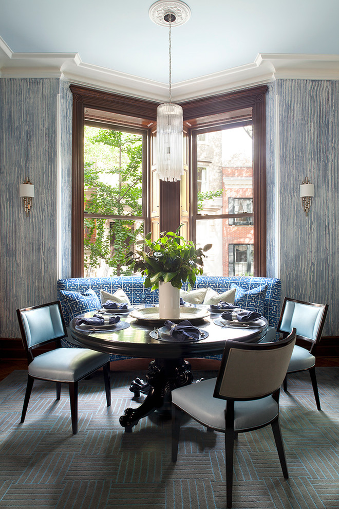 Пример оригинального дизайна: кухня-столовая среднего размера в стиле неоклассика (современная классика) с синими стенами и ковровым покрытием