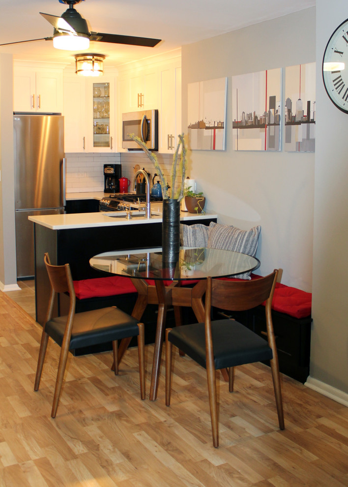 Esempio di una piccola sala da pranzo aperta verso la cucina chic con pavimento con piastrelle in ceramica