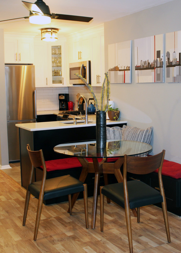 Immagine di una piccola sala da pranzo aperta verso la cucina tradizionale con pavimento con piastrelle in ceramica