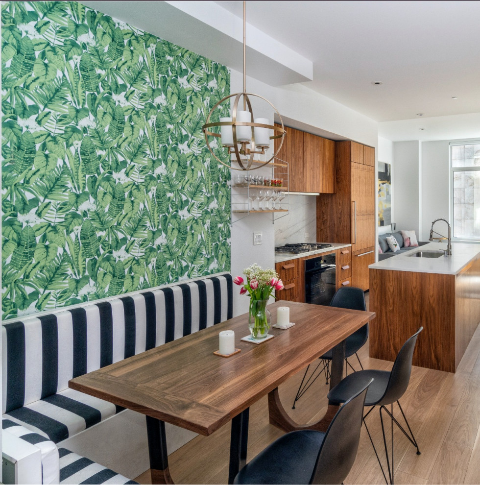 Идея дизайна: маленькая столовая в современном стиле с с кухонным уголком, зелеными стенами, паркетным полом среднего тона, коричневым полом и обоями на стенах для на участке и в саду