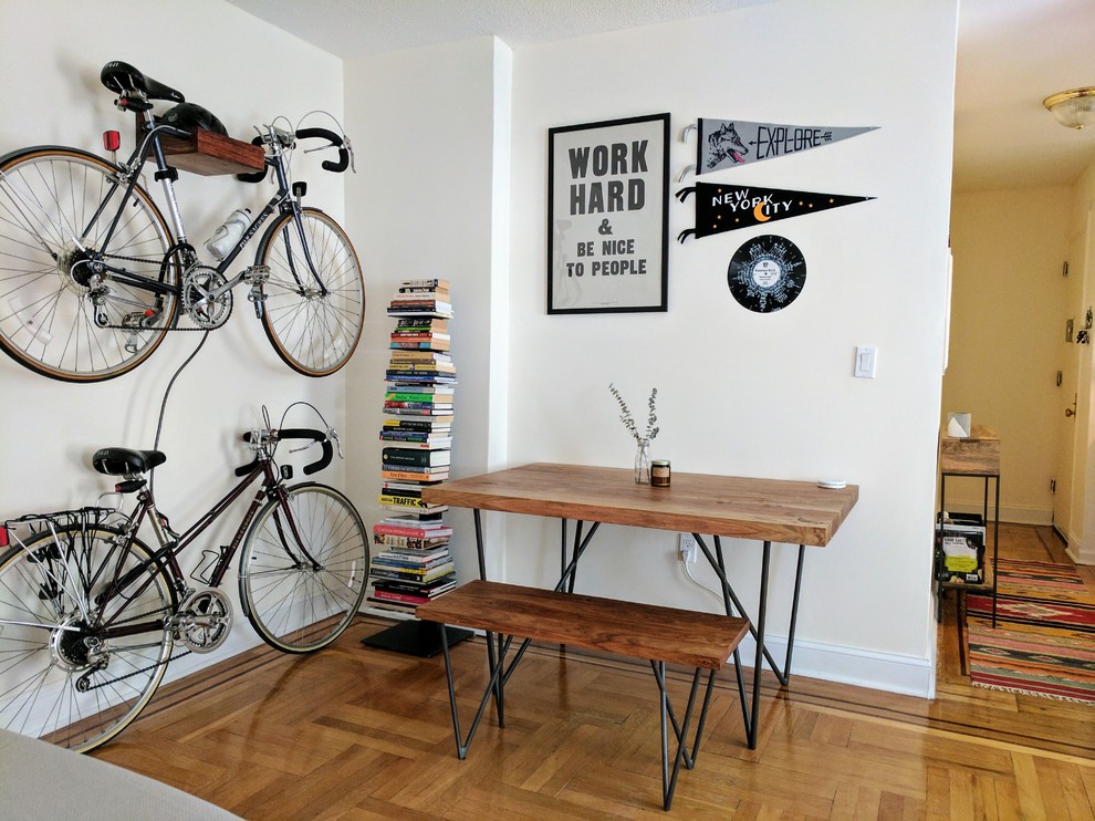 Diseño de comedor bohemio pequeño con paredes blancas, suelo de madera en tonos medios y suelo marrón