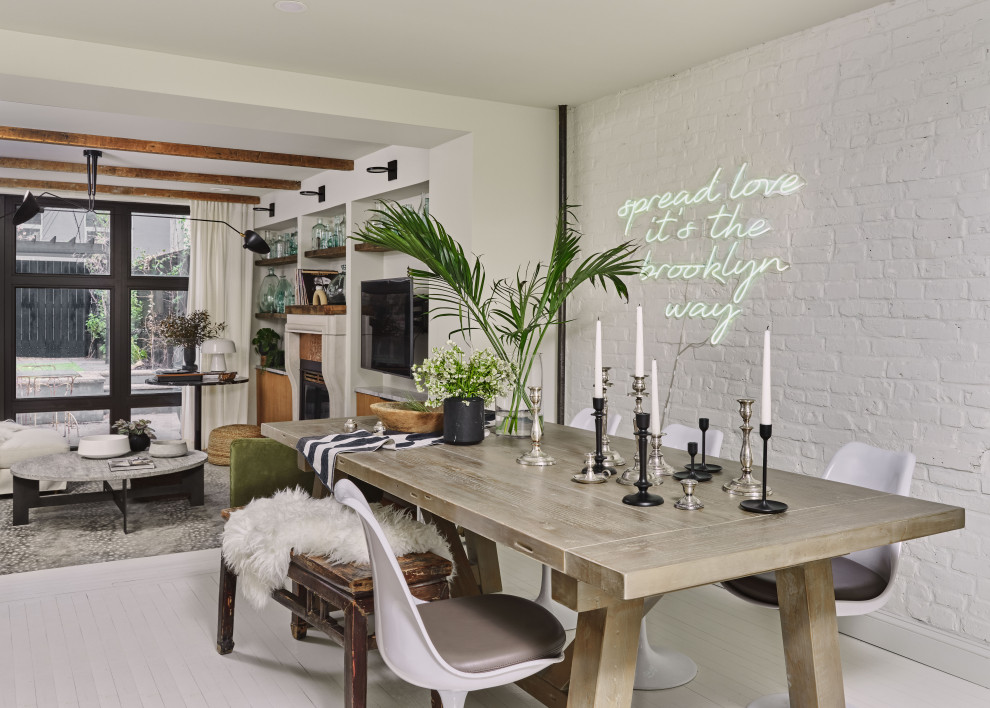 Идея дизайна: гостиная-столовая в стиле фьюжн с белыми стенами, деревянным полом, белым полом и кирпичными стенами