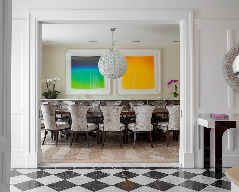 Idee per un'ampia sala da pranzo contemporanea con pareti beige, parquet chiaro e pavimento beige
