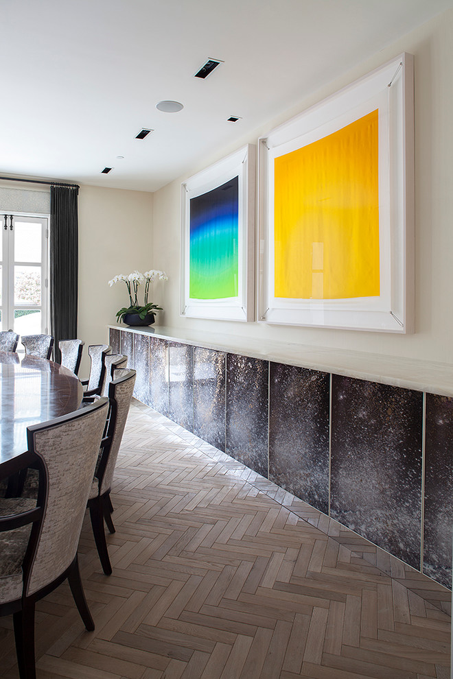 Idee per un'ampia sala da pranzo aperta verso la cucina design con pareti beige e parquet chiaro